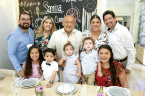 Abraham Méndez López, María Rodríguez Arroyo, Jorge Luis Rodríguez Losa, Fany Rodríguez Arroyo, Luis Briceño Lopez (de pie); Lulú Briceño Rodríguez, Luis Jorge Briceño Rodríguez, Ileana Méndez Rodríguez, Mariano Méndez Rodríguez y Renata Briceño Rodríguez (sentados)
