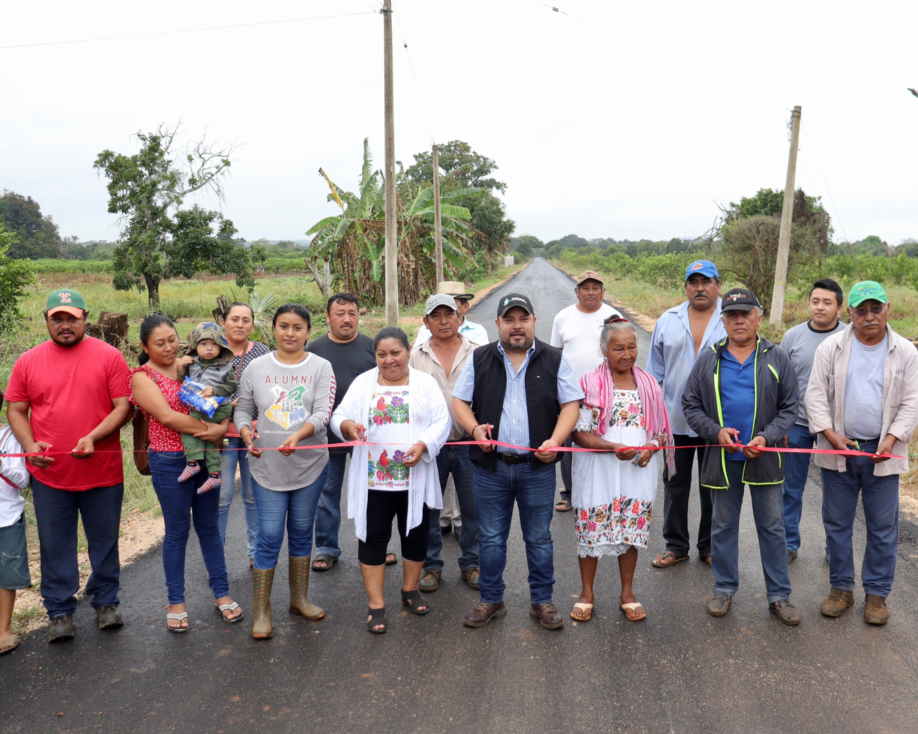 Rehabilitan camino saca cosecha en Crucero Tabí Punto Medio