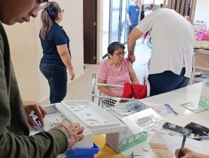 Abuelitos de la Casa del Adulto Mayor del DIF Kanasín son vacunados contra la Influenza y el Covid-19