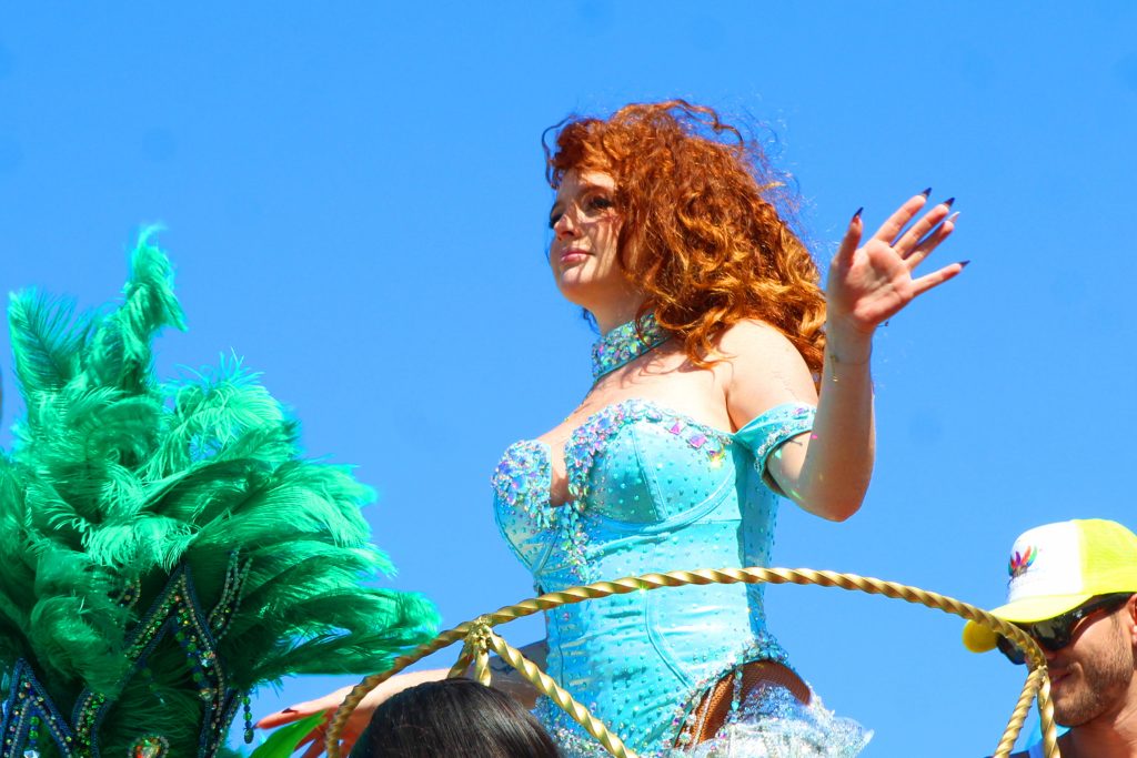 EL CARNAVAL DE PROGRESO 2026 transformó el puerto en una explosión de música, baile y sabor, bajo un sol radiante de 30 grados que hizo del día el pretexto perfecto para convivir en familia frente al mar. Sobre estas líneas, la actriz y modelo Briggitte Bozzo.