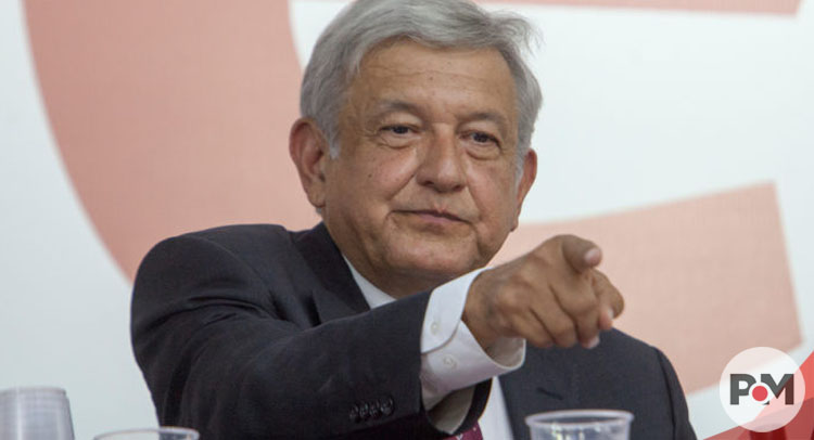 El candidato presidencial de la coalición Juntos Haremos Historia, Andrés Manuel López Obrador, acusó que el empresario Claudio X. González encabeza a quienes recogen miles de millones de pesos para financiar la guerra sucia en su contra, porque "ya les dio miedo" su triunfo en las elecciones del 1 de julio. Aclaró que al decir que él no va a amarrar al tigre, sin los comicios son un fraude, de ninguna manera expresó amenaza alguna, "tampoco es advertencia, es lo que pienso", dijo en entrevista en esta ciudad. Confirmó que asistirá a los tres debates presidenciales que organiza el Instituto Nacional Electoral (INE) a realizarse en Tijuana, Ciudad de México y Mérida. De que empresarios pasan la charola, como se ha llamado a las colectas en tiempos de elecciones, López Obrador urgió que el INE haga investigaciones al respecto. "El INE se hace de la vista gorda de que la mafia del poder recoge miles de millones de pesos", para financiar la guerra sucia en su contra. Señaló que "los machuchones que no quieren dejar de robar, están dispuestos a financiar las campañas contra nosotros". Respecto de que el candidato de la coalición Por México al Frente, Ricardo Anaya Cortés, ha dicho que va a meter a la cárcel al presidente Enrique Peña Nieto por actos de corrupción, apuntó que se le puede denunciar por traición a la patria, pero que si sabe que sí es posible, dijo que quiere ver al panista "actuando" desde ahora, "que no se quede en demagogia y palabrerías". También propuso que Anaya al abrir las acusaciones por corrupción contra Peña Nieto, también vaya contra Felipe Calderón, Vicente Fox, Carlos Salinas de Gortari y Diego Fernández de Cevallos.
