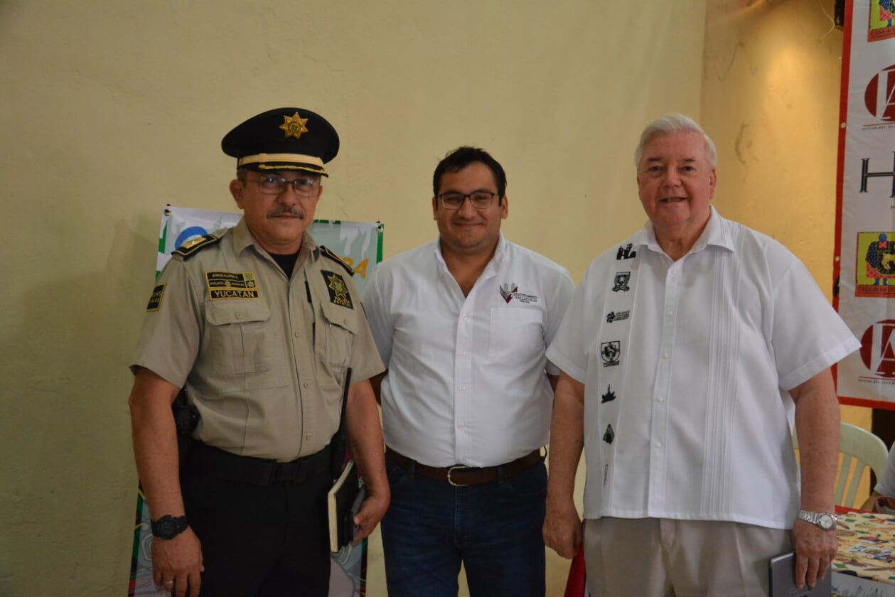 Comandante Jorge Luis Flores Escalante, Alcalde Enrique Ayora Sosa y John  Venator – Punto Medio