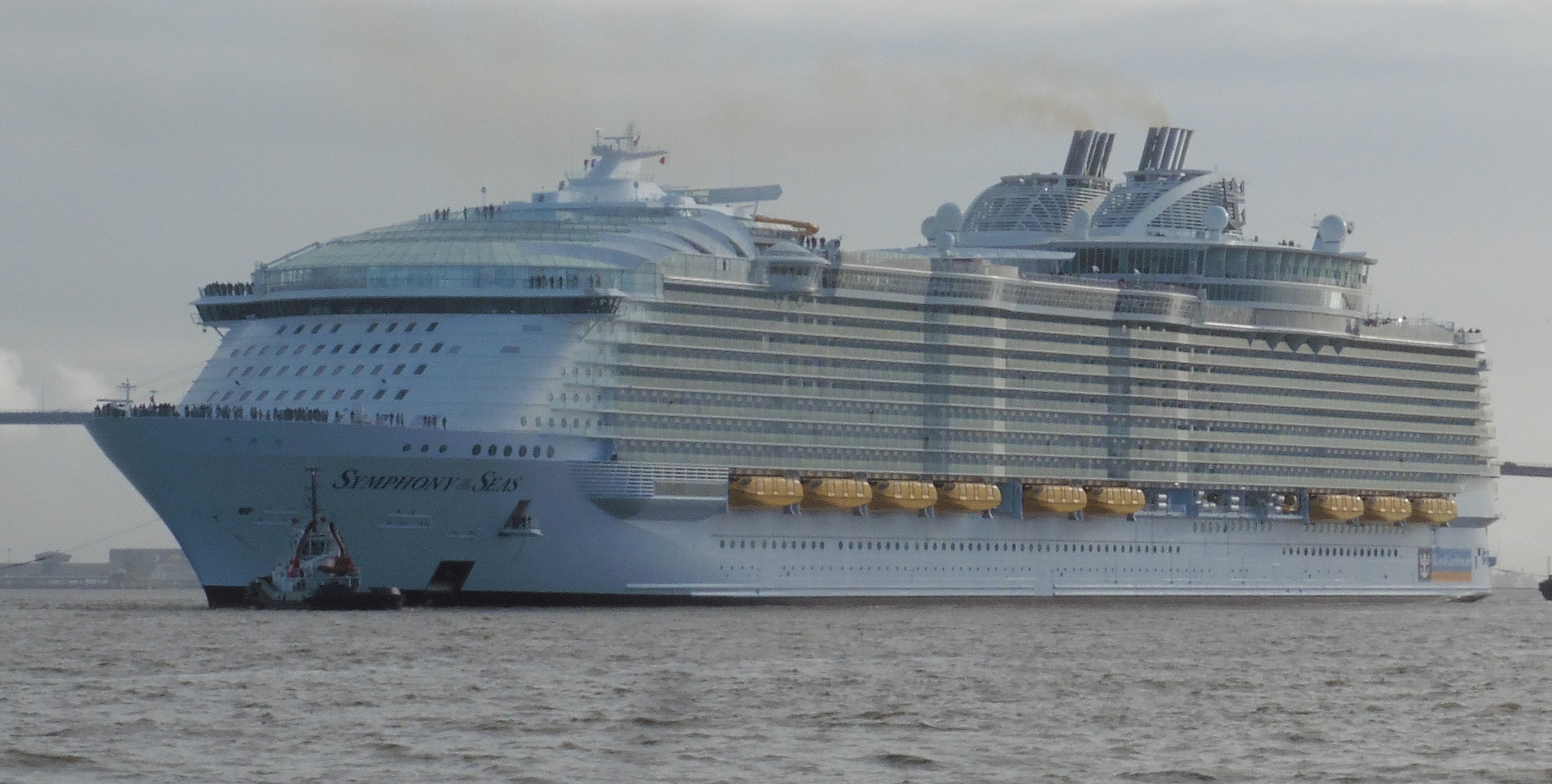 World’s largest cruise ship visits Cozumel Punto Medio
