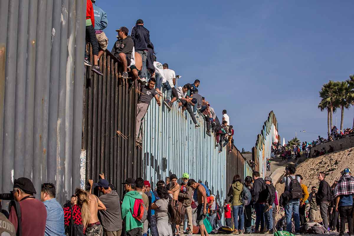 La ilusi n migrante se detuvo en los puentes de Tijuana Punto Medio