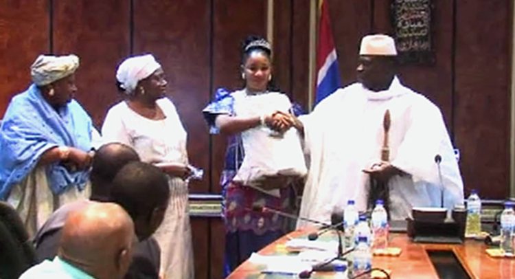 Fatou Jallow recibe un premio de belleza de manos de Yahya Jammeh, en una imagen de 2014 cedida por Human Rights Watch.