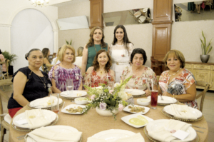 Lilian Alonzo Salomón, Laura López de Salomón, Elda Barahona Solís, Mari Pérez Narváez y Yuli Farah Martín (sentadas); Hilda Esther Salomón Barbosa e Hilda María Conde Salomón (de pie)