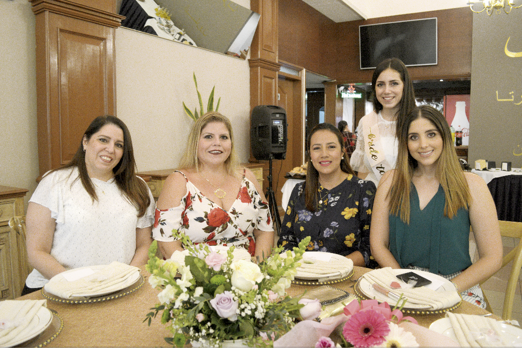 Mari Leonor González de Carrillo, Ma. Cristina Rubio Conde, Romina López Morales, María Elena Conde Rivero (sentadas); e Hilda María Conde Salomón (de pie