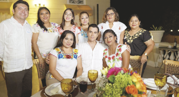Fanny Cruz, David Zepeda, Naylea Chalé (sentados); David Rodriguez, Graciela Alejandro, Estrella Montejo y Leonor Mukul (de pie)