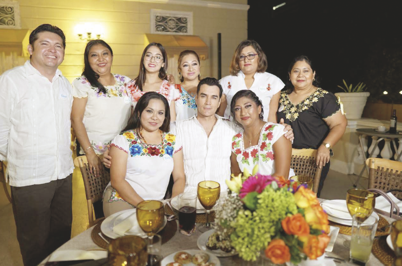 Fanny Cruz, David Zepeda, Naylea Chalé (sentados); David Rodriguez, Graciela Alejandro, Estrella Montejo y Leonor Mukul (de pie)