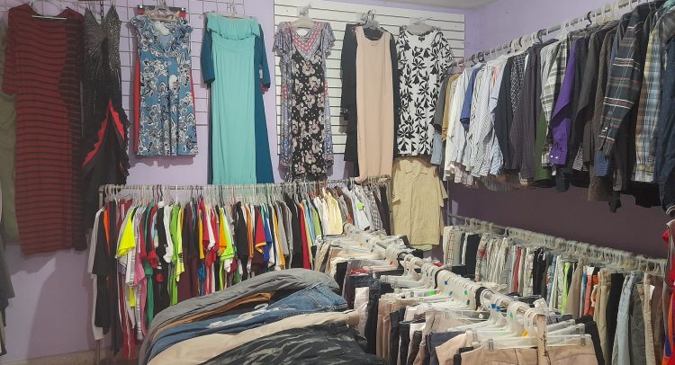 Cada vez más personas venden ropa de paca – Punto Medio