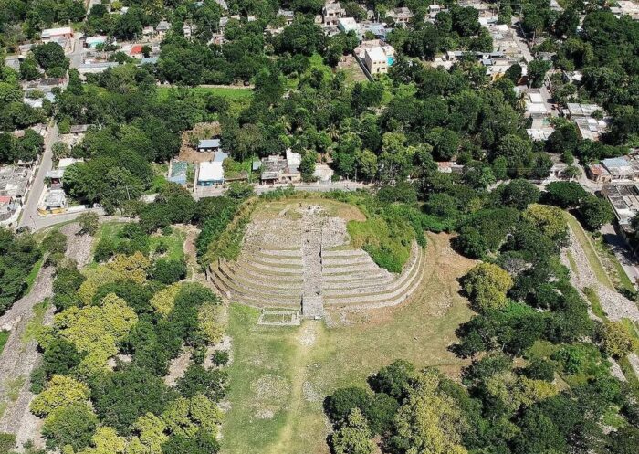 La Pirámide De Kinich Kak Moo De Izamal Destaca En Todo El País Por ...