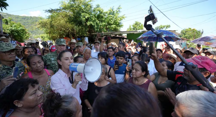 Sheinbaum visita a damnificados y recorre afectaciones por lluvias - Punto Medio