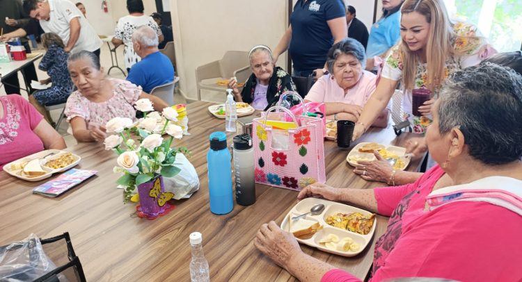 Abuelitos de la Casa del Adulto Mayor del DIF Kanasín son vacunados contra la Influenza y el Covid-19